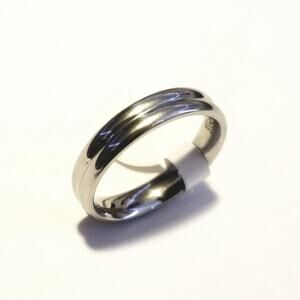 New stainless steel ring.‎ Size 6